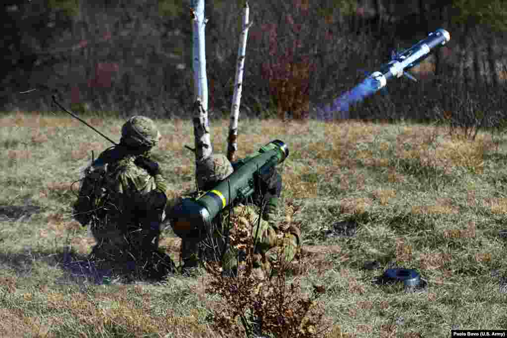 Ötszáz Javelin rakéta és több ezer más páncéltörő rendszer​ &nbsp; Az Egyesült Államokban gyártott Javelin rakétákat már széles körben alkalmazták az orosz páncélosok ellen az ukrajnai konfliktusban. A fegyver akár 2,6 kilométeres távolságból is lehetővé teszi a &bdquo;tüzelj és felejts&rdquo; típusú támadásokat &ndash; azaz az olyan rajtaütést, amikor a rakétát kilövő katona azonnal helyzetet változtathat, miközben a rakéta önmaga vezeti magát a célra. A Pentagon 2021-es költségvetése szerint egy indítóeszköz és rakéta 178 ezer dollárba kerül