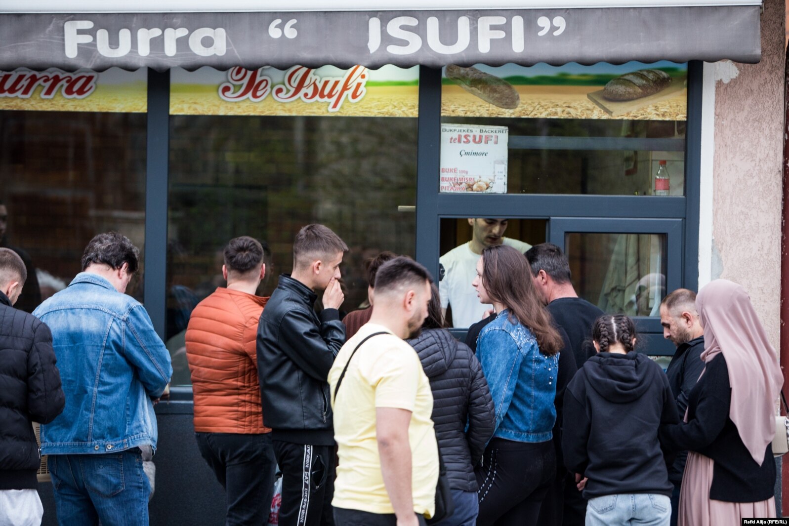 Qytetarët në Prizren duke pritur në radhë për somune.