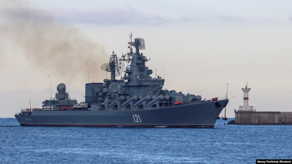 У Міноборони заявили, що корабель отримав серйозні ушкодження внаслідок пожежі, причини якої «встановлюються»