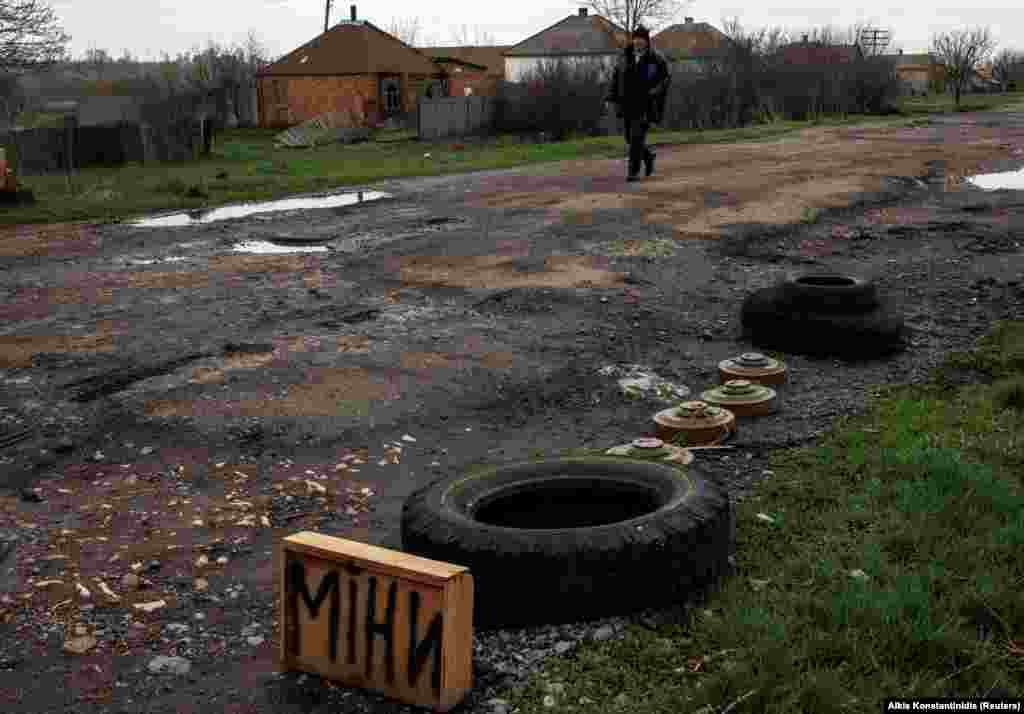 УКРАИНА - Властите на Украина денеска соопштија дека седум луѓе загинале, а 27 се повредени кога руските сили отвориле оган кон автобуси со цивили во украинското село Бороваја, во близина на Харкив. Русија негира. Кремљ соопшти дека ќе ги интензивира нападите на Киев.