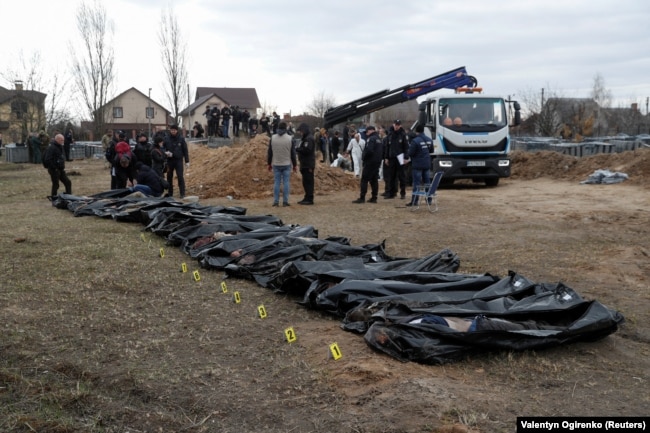 Эксгумация погибших гражданских в результате российской оккупации. Город Буча, 8 апреля 2022 г.