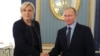 Ruski predsjednik Vladimir Putin se rukuje sa Marine Le Pen, predsjedničkom kandidatkinjom ispred Francuskog nacionalnog fronta, Moskva, mart 2017. 