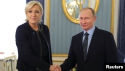 Marine Le Pen (na fotografiji iz 2017. sa predsednikom Rusije Vladimirom Putinom u Moskvi) takođe je oklevala sa podrškom slanja oružja Ukrajini, podseća Marlije.
