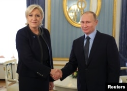 Marine Le Pen și președintele Rusiei, Vladimir Putin, la o întâlnire în Moscova, în 24 martie 2017. Ea era și atunci candidată la alegerile prezidențiale din Franța.