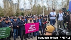 Ондаған адам Торғай облысын қалпына келтіруді талап етіп, митинг өткізіп тұр. Нұр-Сұлтан, 17 сәуір 2022 жыл.