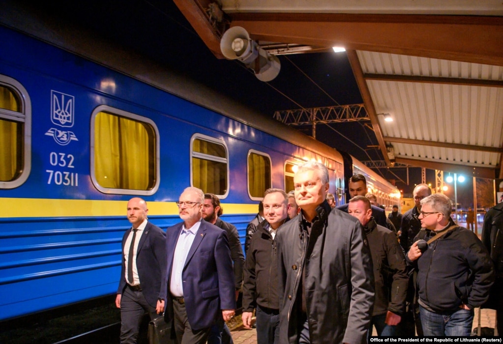 Останні на сьогодні мандрівники, які сіли на потяг у Жешуві, Польща, 13 квітня: президент Латвії Егілс Левітс (2-й зліва), президент Польщі Анджей Дуда (у центрі) та президент Литви Гітанас Науседа (праворуч)