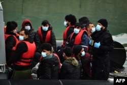 Группа нелегальных мигрантов, подобранных британским военным кораблем в Ла-Манше с катера, на котором они пытались пересечь пролив. 16 марта 2023 года