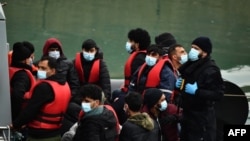 پناهجویانی که تلاش می‌کنند با قایق خود را از فرانسه به بریتانیا برسانند