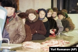 Moscoviți stau la coadă pentru a cumpăra carne trimisă din Germania, pusă în vânzare la Moscova, în decembrie 1991.