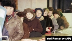 Москвичі стоять у черзі, щоб купити м’ясо, привезене з Німеччини, 7 грудня 1991 року