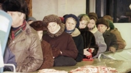 Московчани чакат на опашка, за да купят вносно месо от Германия. Москва, 7 декември, 1991 г. 1991.