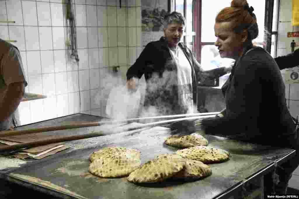 Za vrijeme ramazana pekara proizvede i proda oko 3.000 komada dnevno. Recept za sarajevski somun došao je tokom vladavine Osmanlija na ovim prostorima. Danas je dio tradicije bosanske kuhinje i služi se u sarajevskim aščinicama i ćevabdžinicama.