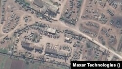 Сателитна снимка показва бронирани машини в базата в Джанкой