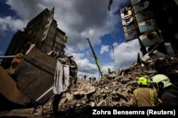 Спасатели разбирают завалы после разрушения жилого дома в Бородянке, 11 апреля 2022 года