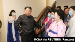 Sjevernokorejski lider Kim Jong Un u posjeti stambenom kvartu sa terasama na obali rijeke Pothong tokom ceremonije završetka u Pjongjangu, Sjeverna Koreja, 13. aprila 2022. 