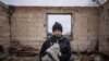 Un băiat de 12 ani din Ucraina ține în brațe o pisică printre dărâmăturile casei sale care a fost distrusă de o bombă a soldaților ruși. Imagine din 13 aprilie 2022, Cernihiv, Ucraina.
