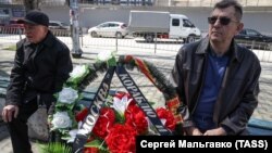 Мъже се готвят да поднесат венец в памет на руския крайцер "Москва" пред паметник до Севастопол, Крим. Паметникът е издигнат в чест на 300-годишнината от създаването на руския морски флот.
