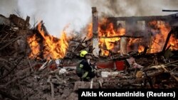 În apropiere de Harkov, o casă arde după un atac rusesc cu rachete, Ucraina, 12 aprilie 2022