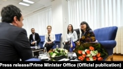 Gazetarja ukrainase Lyudmila Makey gjatë një takimi me kryeministrin e Kosovës, Albin Kurti, pak pasi ka arritur në Kosovë.