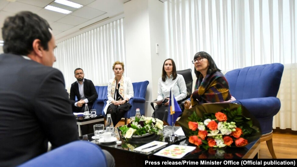 Gazetarja ukrainase Lyudmila Makey gjatë një takimi me kryeministrin e Kosovës, Albin Kurti, pak pasi ka arritur në Kosovë.