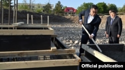 Садыр Жапаров на мероприятии по строительству нового здания администрации президента.