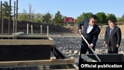 Садыр Жапаров заложил капсулу под строительство нового здания администрации президента КР, 15 апреля 2022 г.
