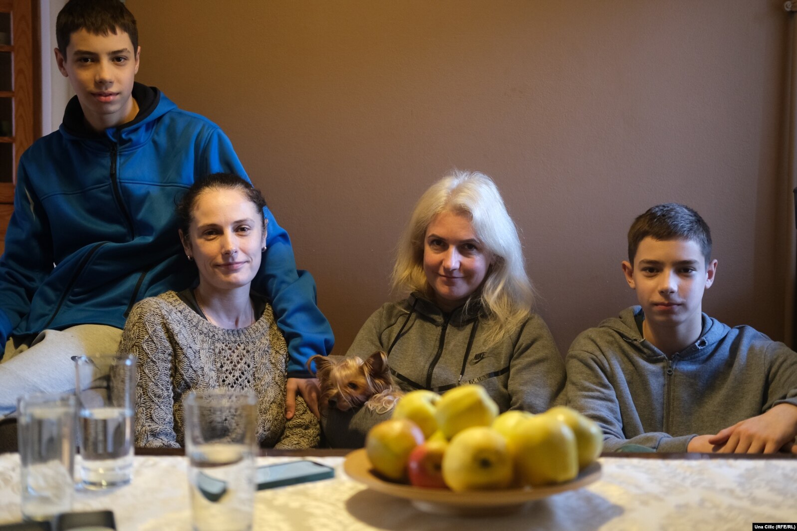 Lilia Chebotarova me djemtë e saj 15-vjeçarë, Tymofii dhe Nikita, dhe motra e saj Tatiana Piman. Ata u larguan nga Harkivi në fillim të marsit. Tani ata po qëndrojnë në Varshavë të Polonisë, 10 mars 2022.