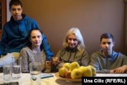 Lilia Chebotarova me djemtë e saj 15-vjeçarë, Tymofii dhe Nikita, dhe motra e saj Tatiana Piman. Ata u larguan nga Harkivi në fillim të marsit. Tani ata po qëndrojnë në Varshavë të Polonisë, 10 mars 2022.