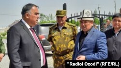 Переговоры делегаций Таджикистана и Кыргызстана на границе двух стран 