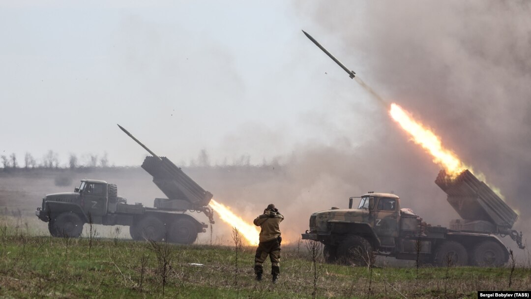 Ukrainian President Volodymyr Zelenskiy has repeatedly warned that his country’s military can only respond with about one artillery round for every 10 fired by Russia. (file photo)
