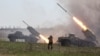 دو دستگاه کاتیوشا ارتش اوکراین در حال آتشباری در منطقه دونتسک در شرق کشور