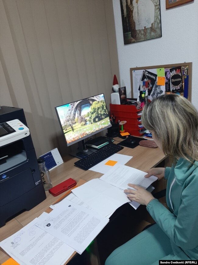 Jelena Milkoviq tregon vendimet gjyqësore në lidhje me dhunën në familje, prill 2022.