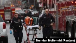 Hitna pomoć na mjestu pucnjave na stanici podzemne željeznice u četvrti Brooklyn u New Yorku, SAD, 12. aprila 2022.