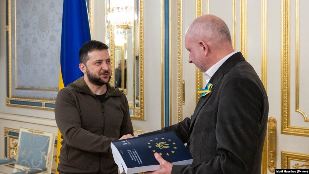 Predsjednik Ukrajine Volodimir Zelenski (L) i ambasador Evropske unije u Ukrajini, Mati Masikas, Kijev, 18. april 2022. Predsjednik Ukrajine Volodimir Zelenski (L) i ambasador Evropske unije u Ukrajini, Mati Masikas, Kijev, 18. april 2022.