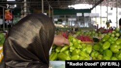 Многие таджикистанцы из-за дороговизны вынуждены покупать овощи и фрукты поштучно 