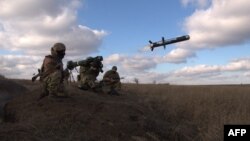 Militari ucraineni lansează o rachetă anti-tanc americană FGM-148 Javelin în timpul unui exercițiu în regiunea Donețk. (Arhivă)