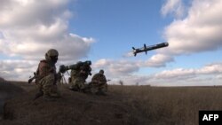 Ուկրաինացի զինծառայողները սովորում են կրակել FGM-148 Javelin տեսակի հակատանկային հրթիռանետից, Դոնեցկի շրջան, արխիվ