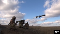 Ukrayna əsgərləri Javelin antitank silahından atəş açırlar