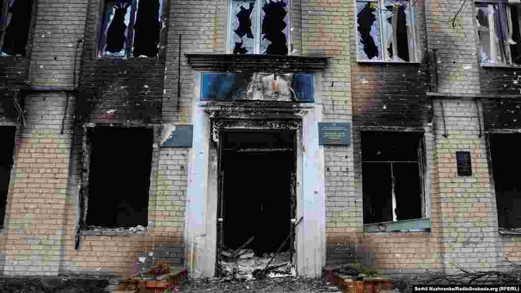 Зруйнований обстрілами російських військових центр дитячо-юнацької творчості, Мар&#39;їнка, 14 квітня 2022 року