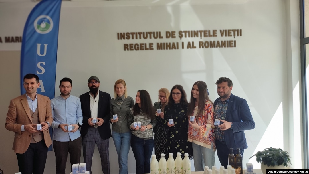 Dan Vodnar și o parte din colegii săi, cadre universitare, sau doctoranzi, cu care a dezvoltat un produs propriu dedicat protejării florei intestinale.
