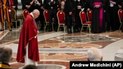 Papa Francisc celebrează slujba In passione Domini, Bazilica Sfântul Petru de la Vatican în Vinerea Mare, 15 aprilie 2022