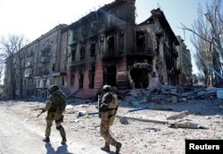 Pripadnici proruskih trupa pregledavaju ulice u Mariupolju, Ukrajina, 7. aprila 2022.