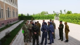 Фото сделано после окончания переговоров делегаций Кыргызстана и Таджикистана, 13 апреля 2022 г.