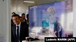 Francuski predsenik i protivkandidat Marin Le Pen (na ekranu desno) na drugom krugu izbora u Francuskoj, u poseti francuskim medijima 4. aprila 2022. godine 