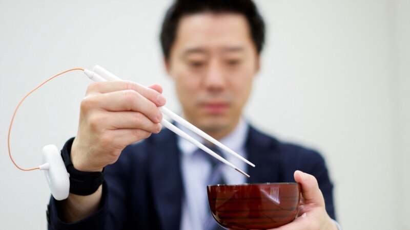 Japanski istraživači razvili električne štapiće za jelo kako bi poboljšali slani okus