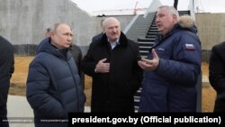 Președintele rus Vladimir Putin, președintele Belarusului Alexandr Lukașenko și șeful Roscosmos, Dmitri Rogozin (de la stânga la dreapta).