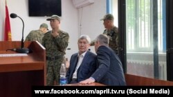 Алмазбек Атамбаев в зале суда.
