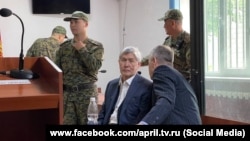 Алмазбек Атамбаев в суде. 