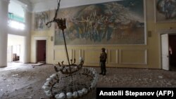 Український військовий у пошкодженому обстрілами палаці культури, Рубіжне, 8 квітня 2022 року