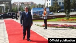 Президент Таджикистана Эмомали Рахмон в городе Исфаре, 17 апреля 2022 г.